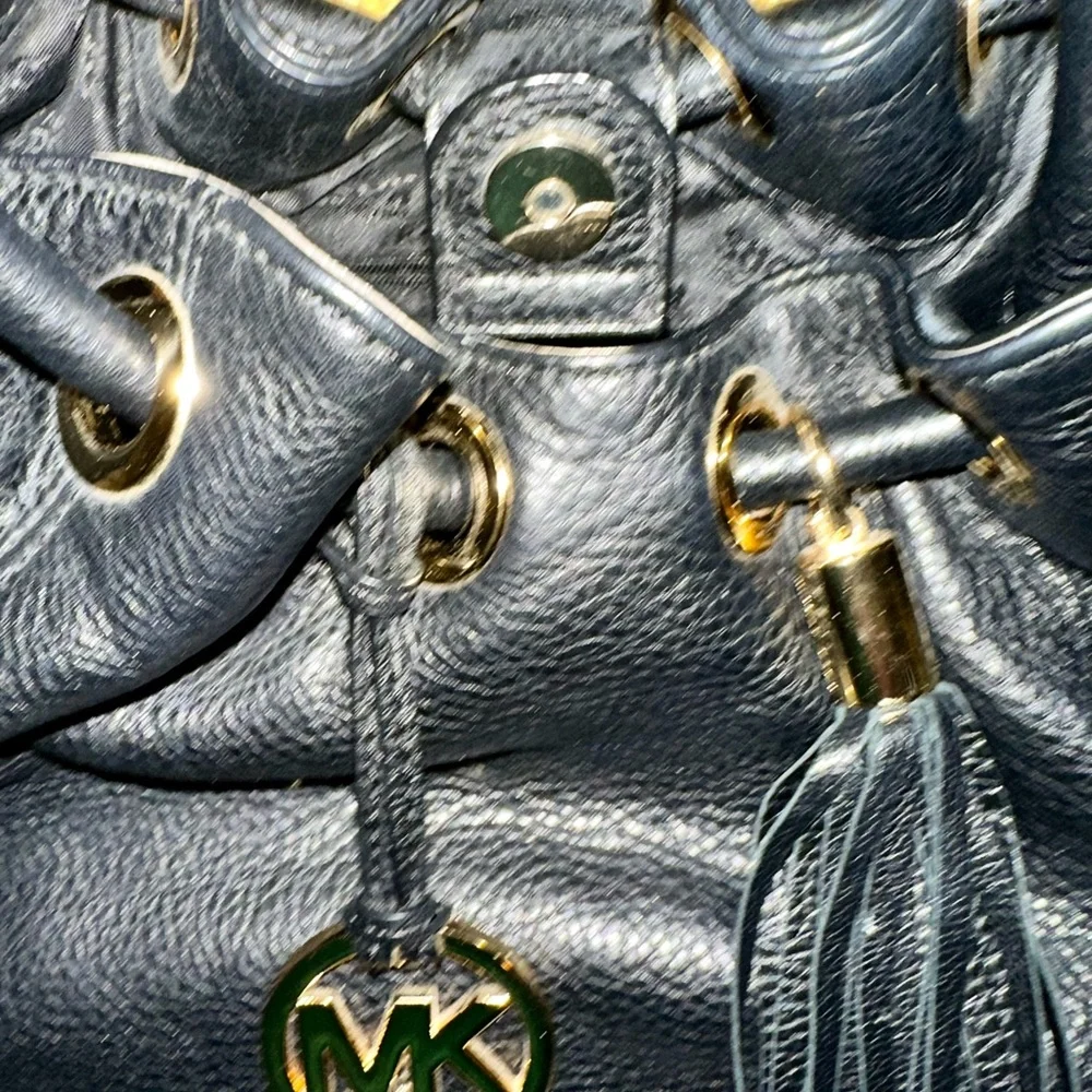 Michael Kors Camden Pebbled Leather Bucket Bag Black with MK Medallion Tassel - Picture 13 of 16